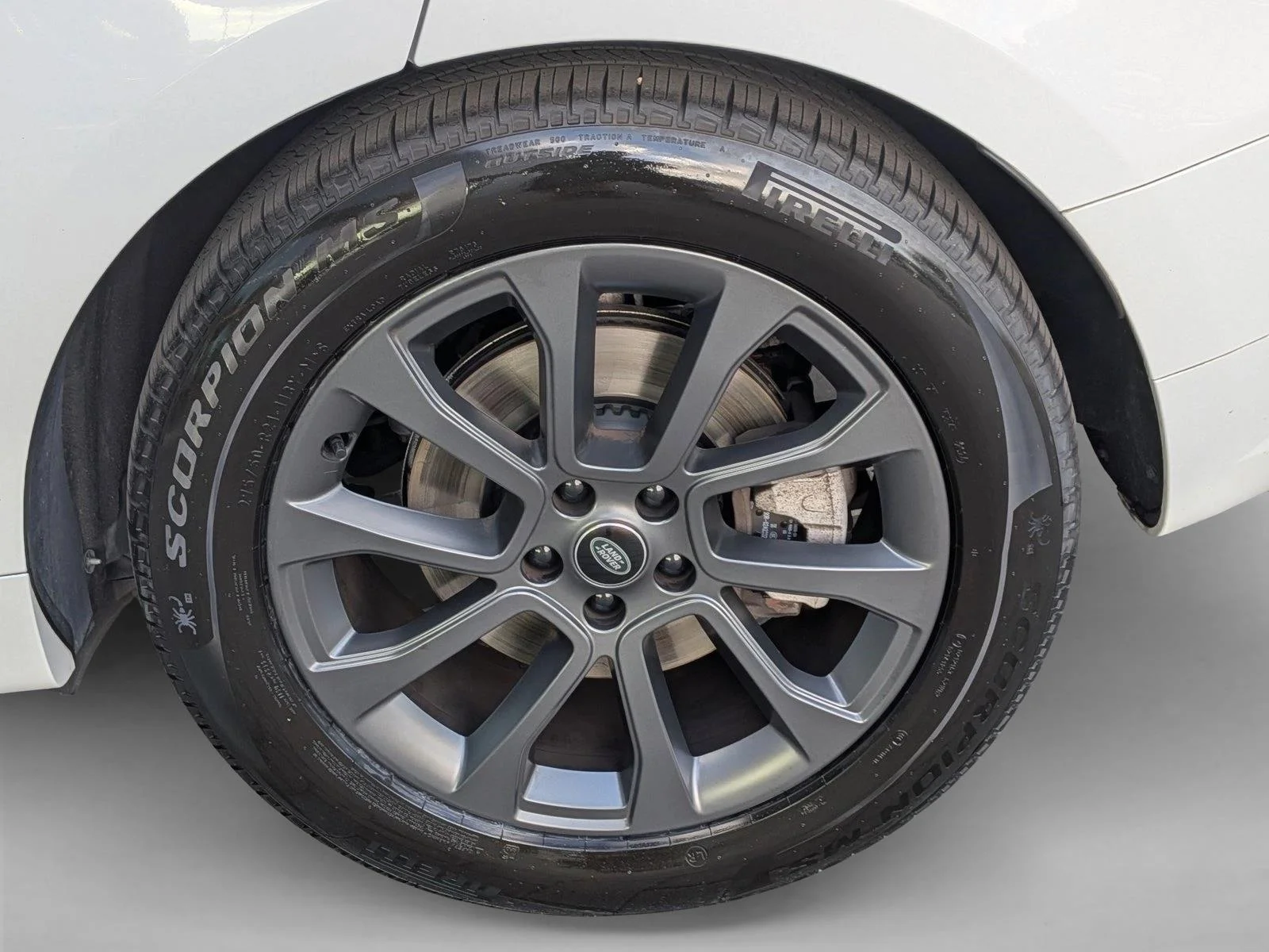 Used 2025 Fuji White Land Rover Dynamic SE image 25