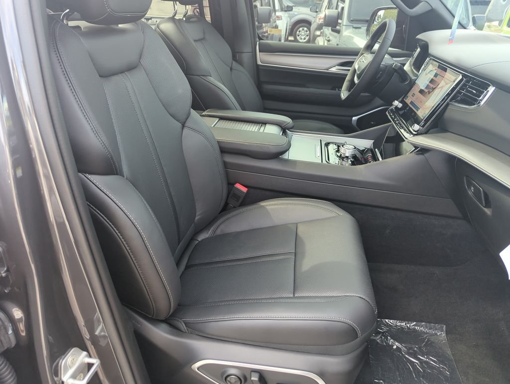 New 2026 Baltic-Gray Metallic Clear-Coat Exterior Paint Jeep Limited Reserve image 40