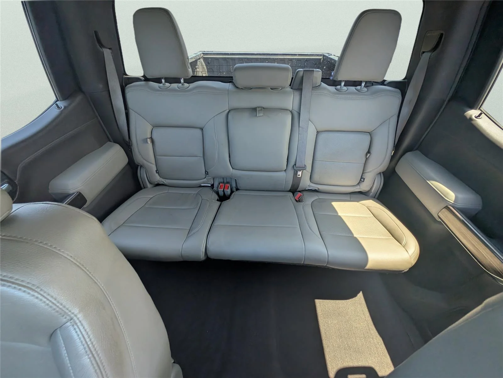 Used 2022 Iridescent Pearl Tricoat Chevrolet RST image 29