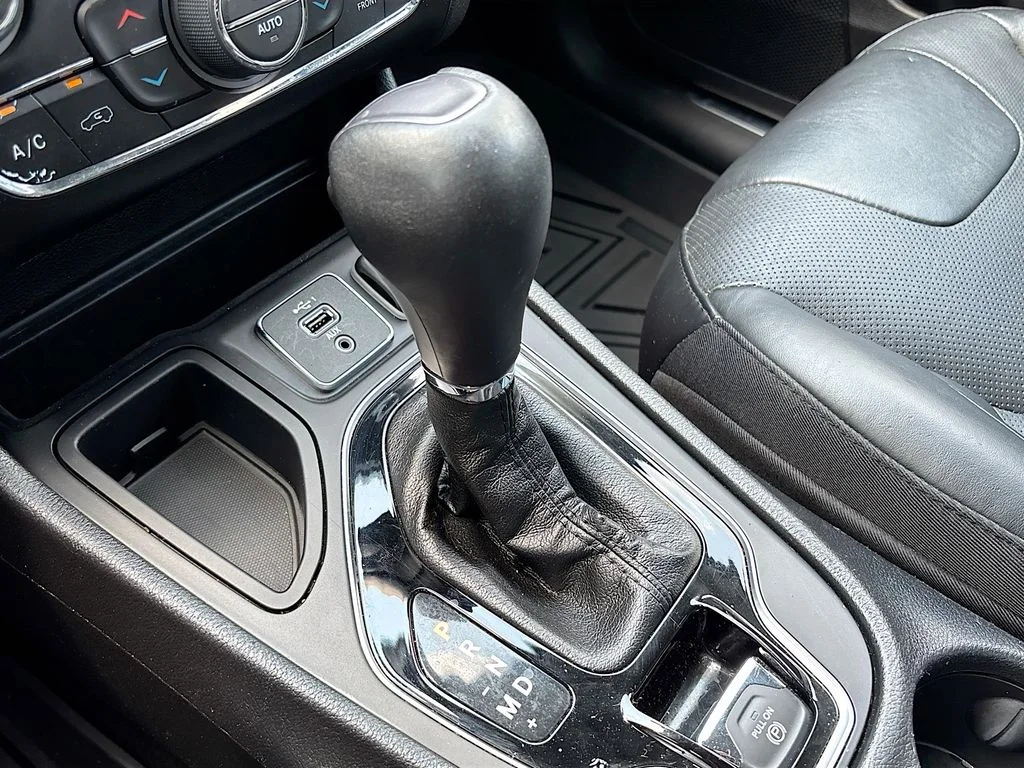 Used 2020 Diamond Black Jeep Limited image 15