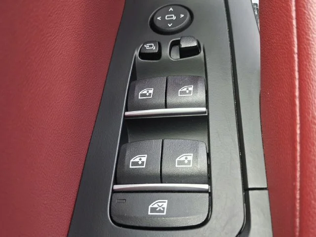 Used 2025 White BMW xDrive40i image 9