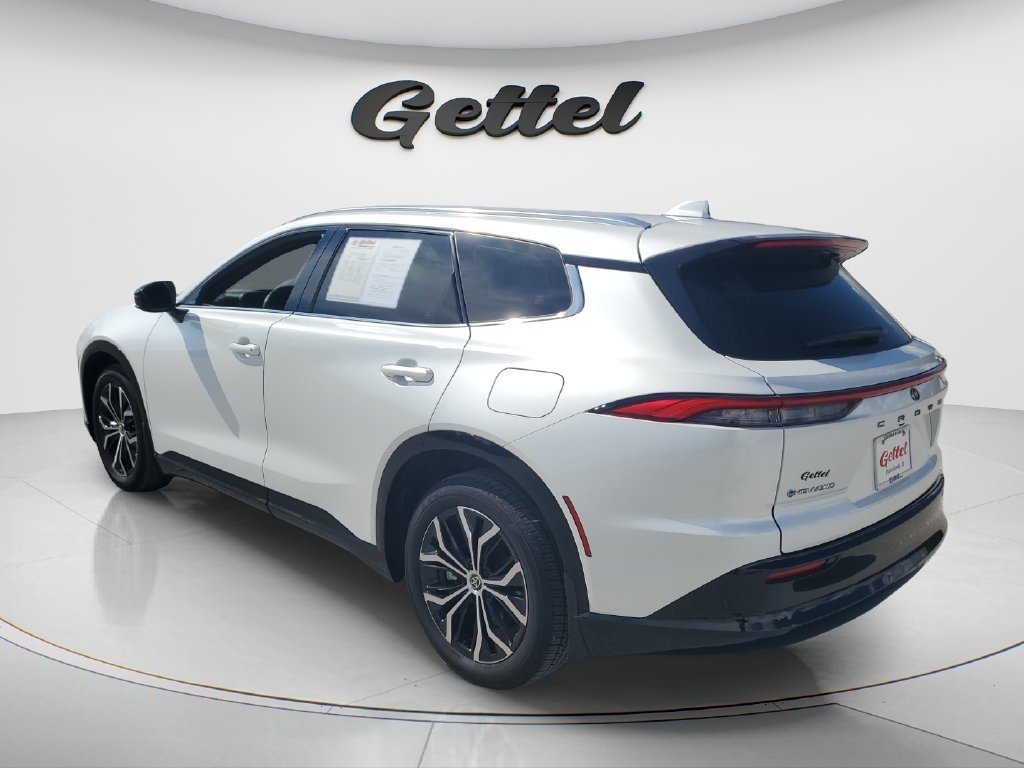 Used 2025 White Toyota XLE image 7