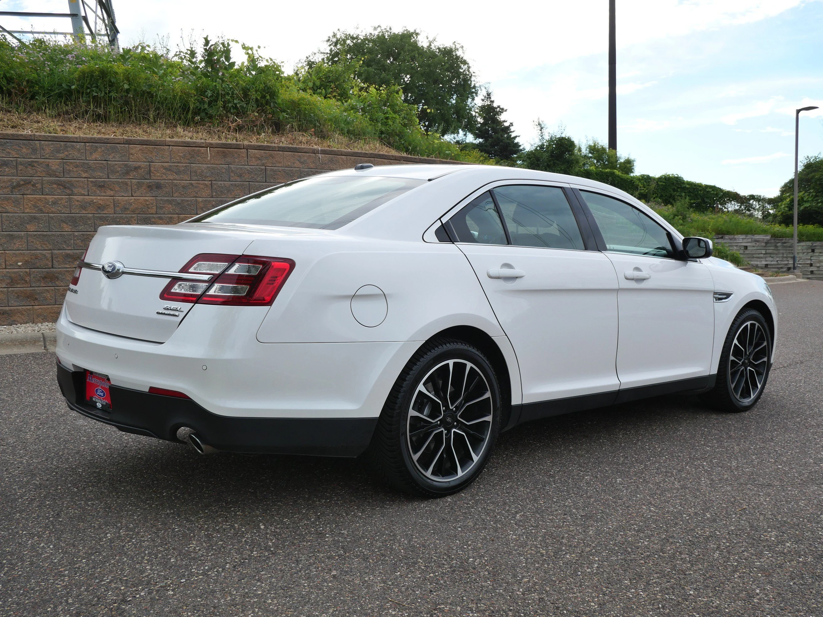 Used 2018 White Platinum Metallic Tri-Coat Ford SEL image 6