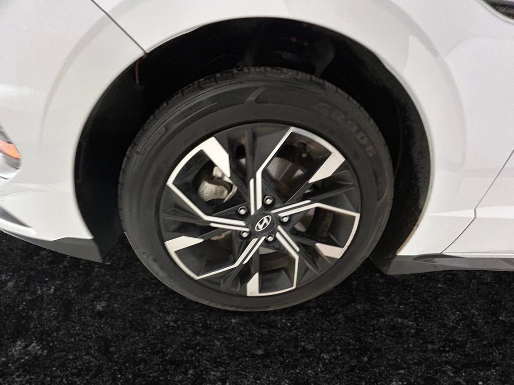 Used 2024 White Hyundai SEL image 27