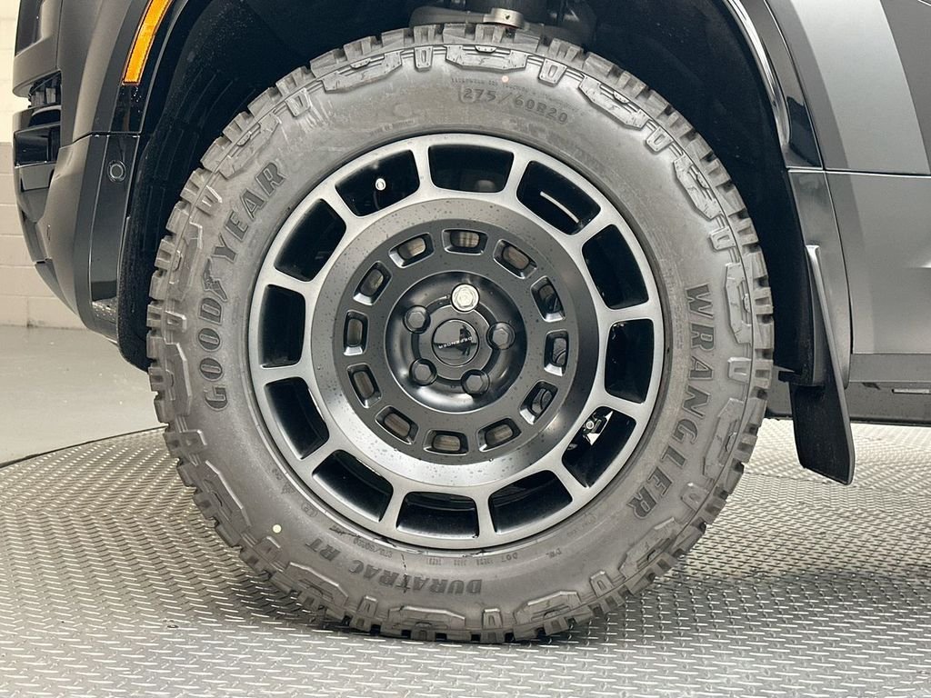 New 2026 Narvik Black Land Rover OCTA image 13