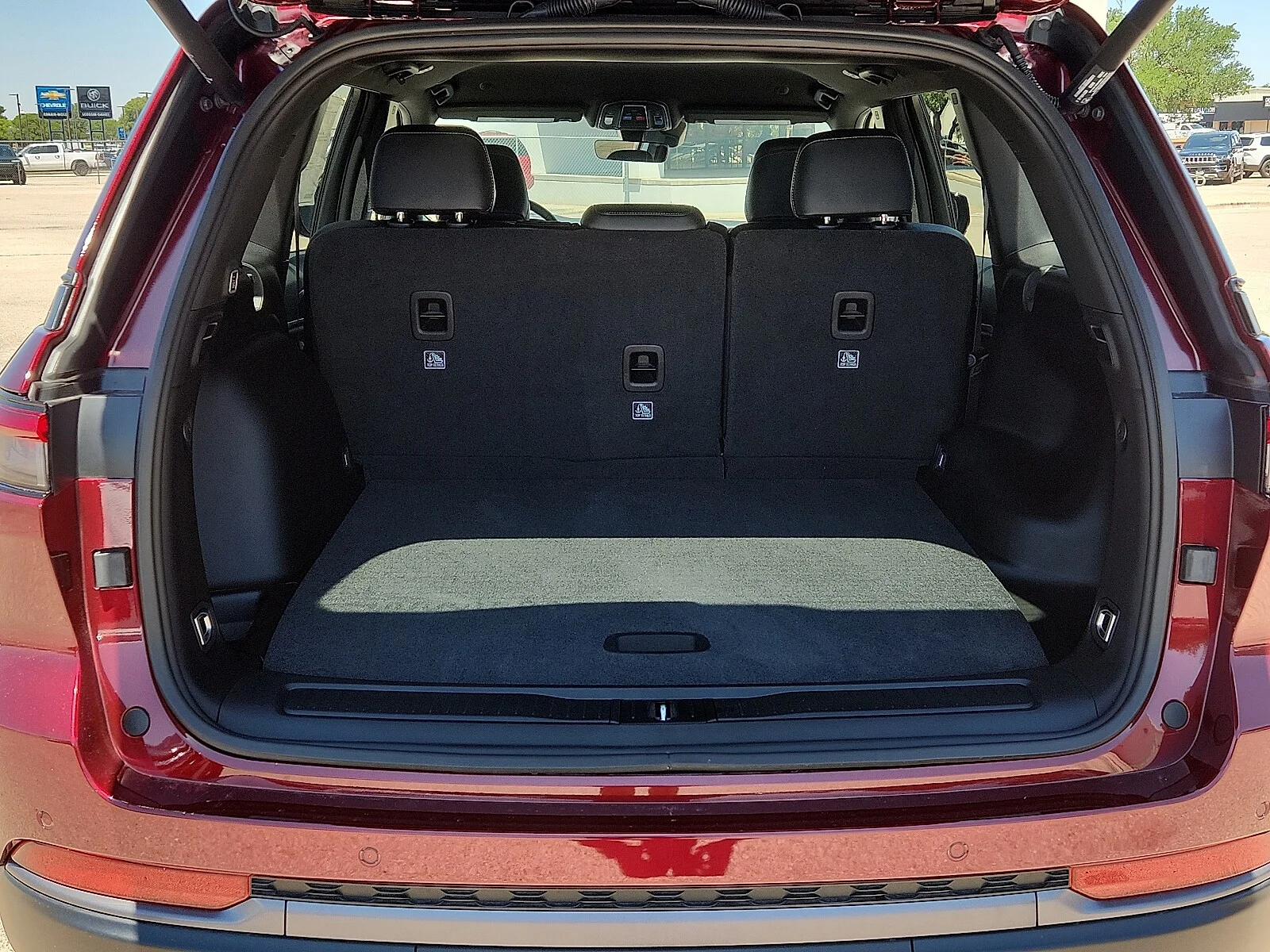 New 2026 Velvet Red Pearl-Coat  Paint Jeep LAREDO ALTITUDE 4X4 image 9