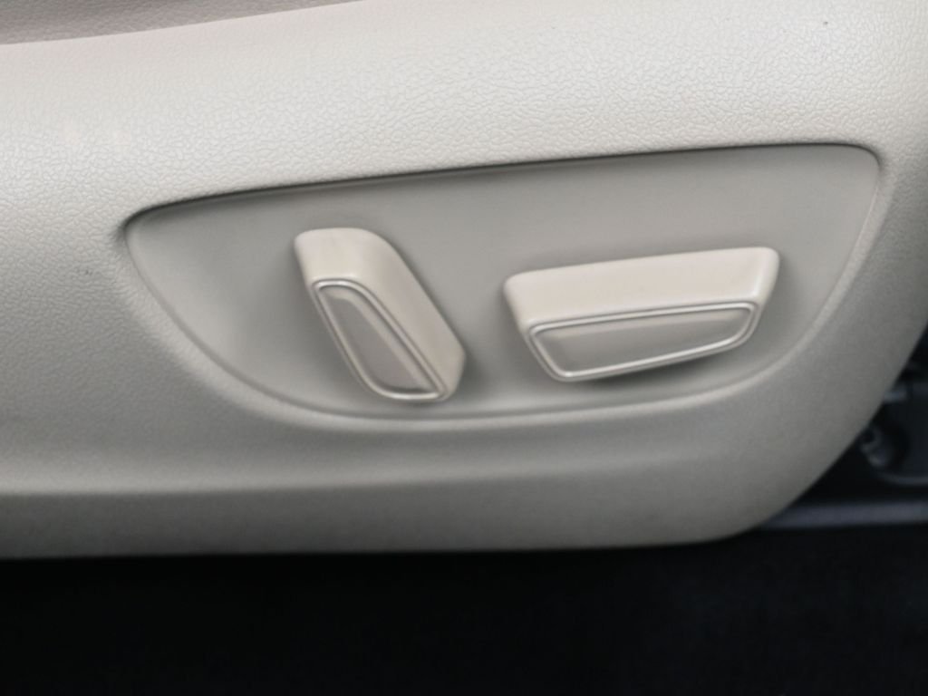 Used 2022  Toyota Limited image 38