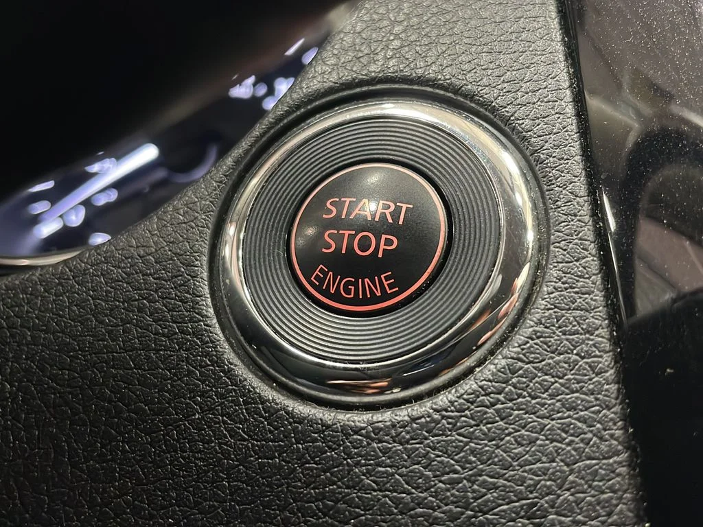 Used 2015 Silver Nissan SV image 14