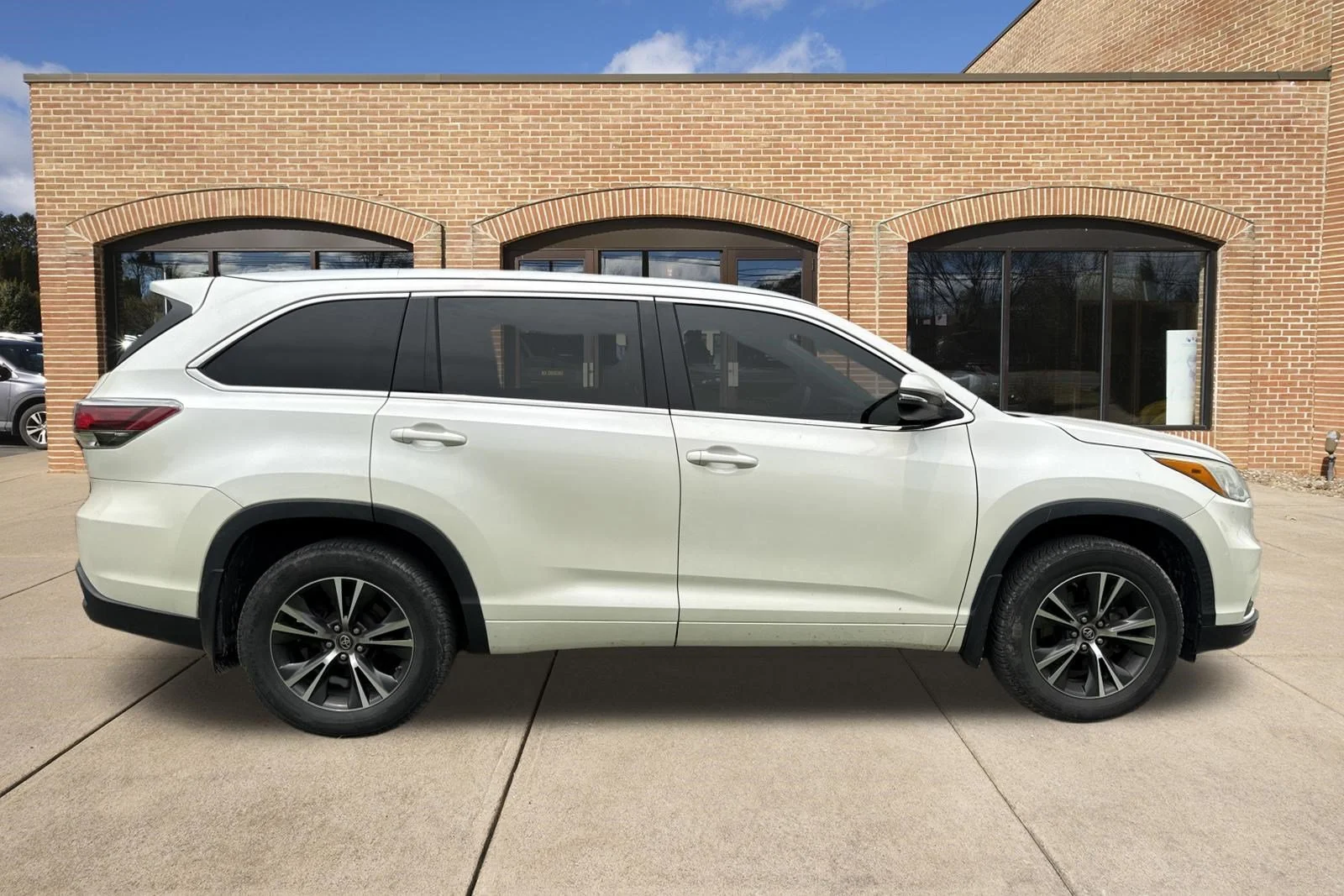 Used 2016 Blizzard Pearl Toyota XLE image 15
