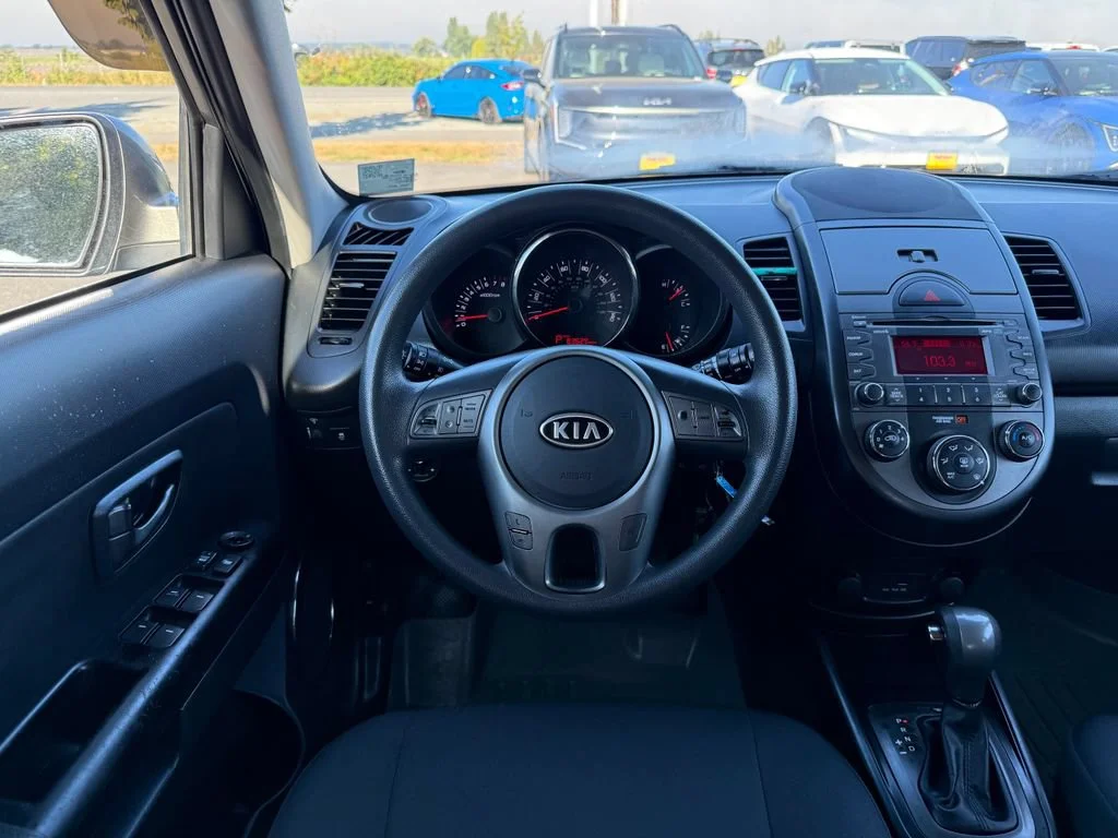 Used 2011 Titanium Kia + image 20