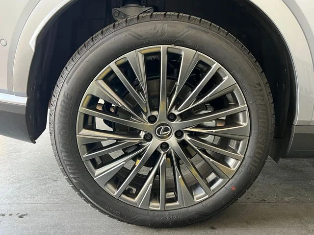 Certified Used 2025 Iridium Lexus 450h+ Luxury image 11