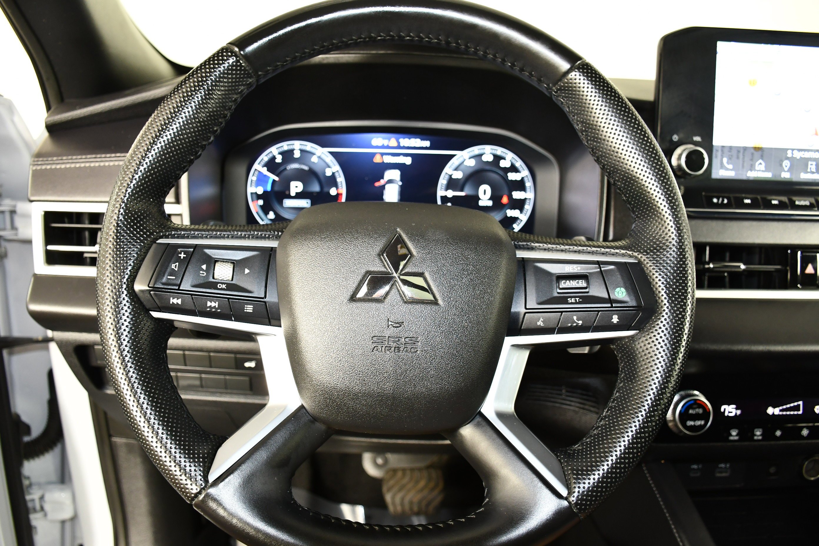 Certified Used 2024 White Diamond Mitsubishi SE Black Edition w/Pano Roof image 19
