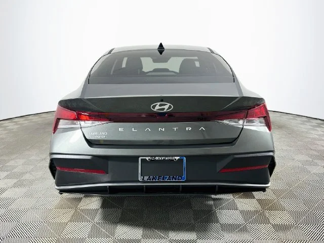 New 2026 Hyundai ELANTRA SE