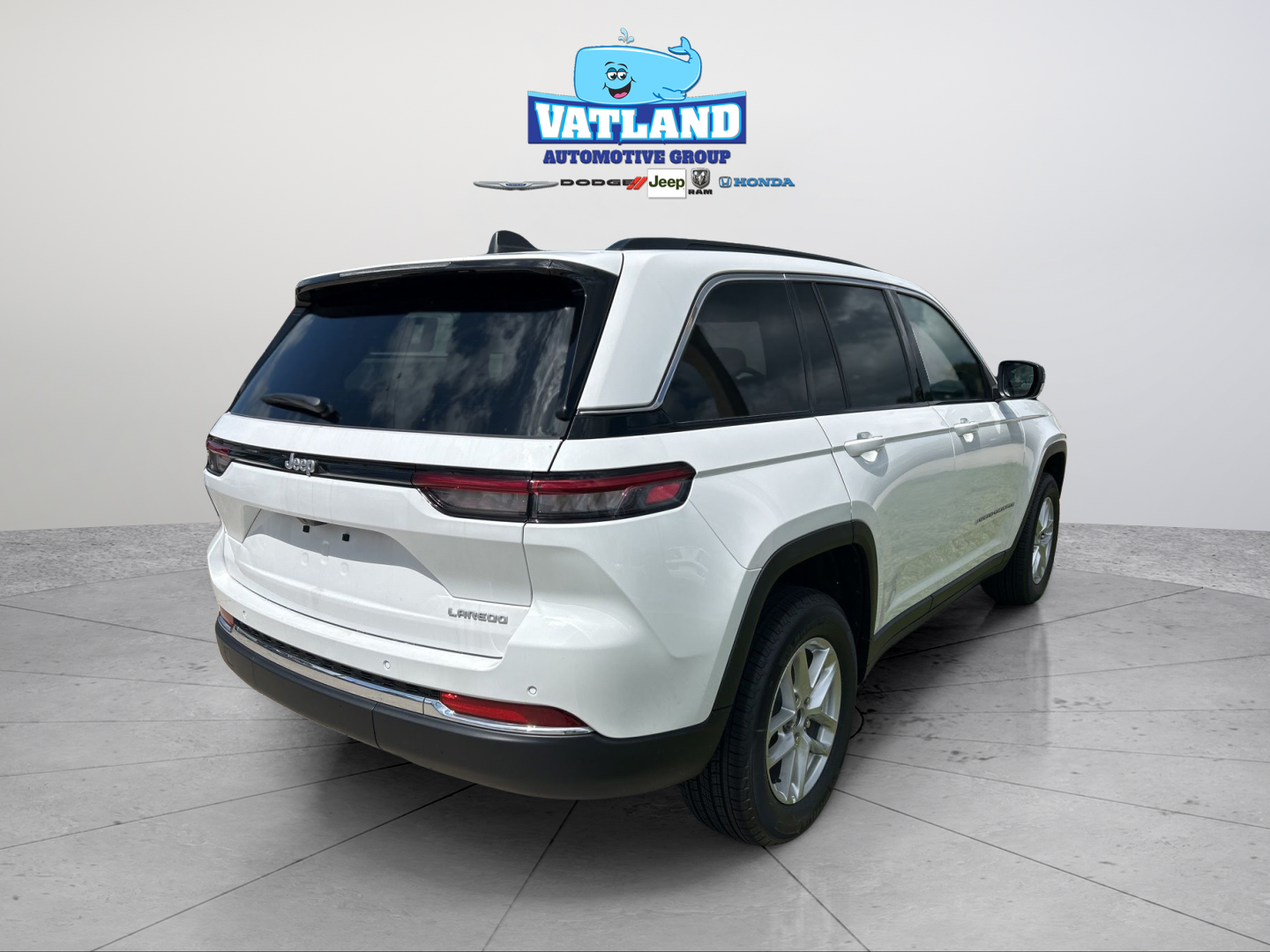 New 2026 Bright White Clear-Coat Exterior Paint Jeep Laredo X image 5