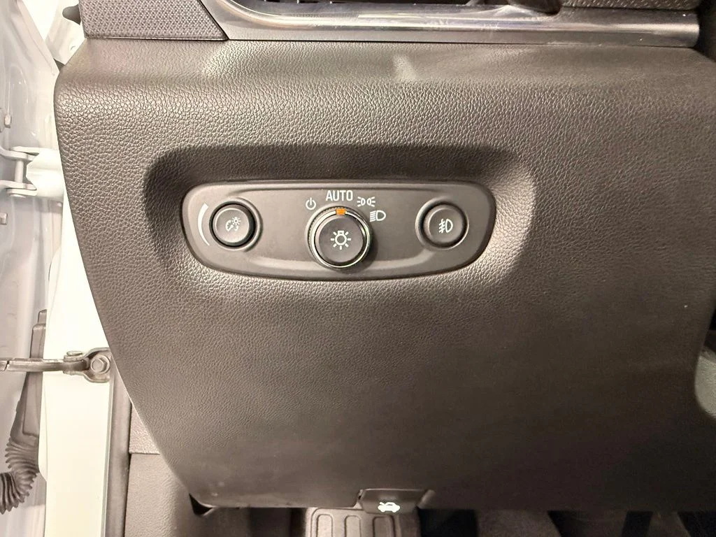 Used 2020 White Chevrolet Premier image 27