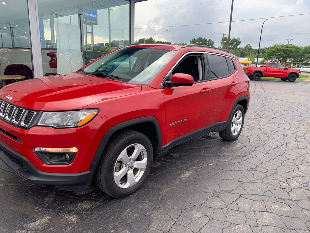 Used 2019 Redline Pearlcoat Jeep Latitude image 2