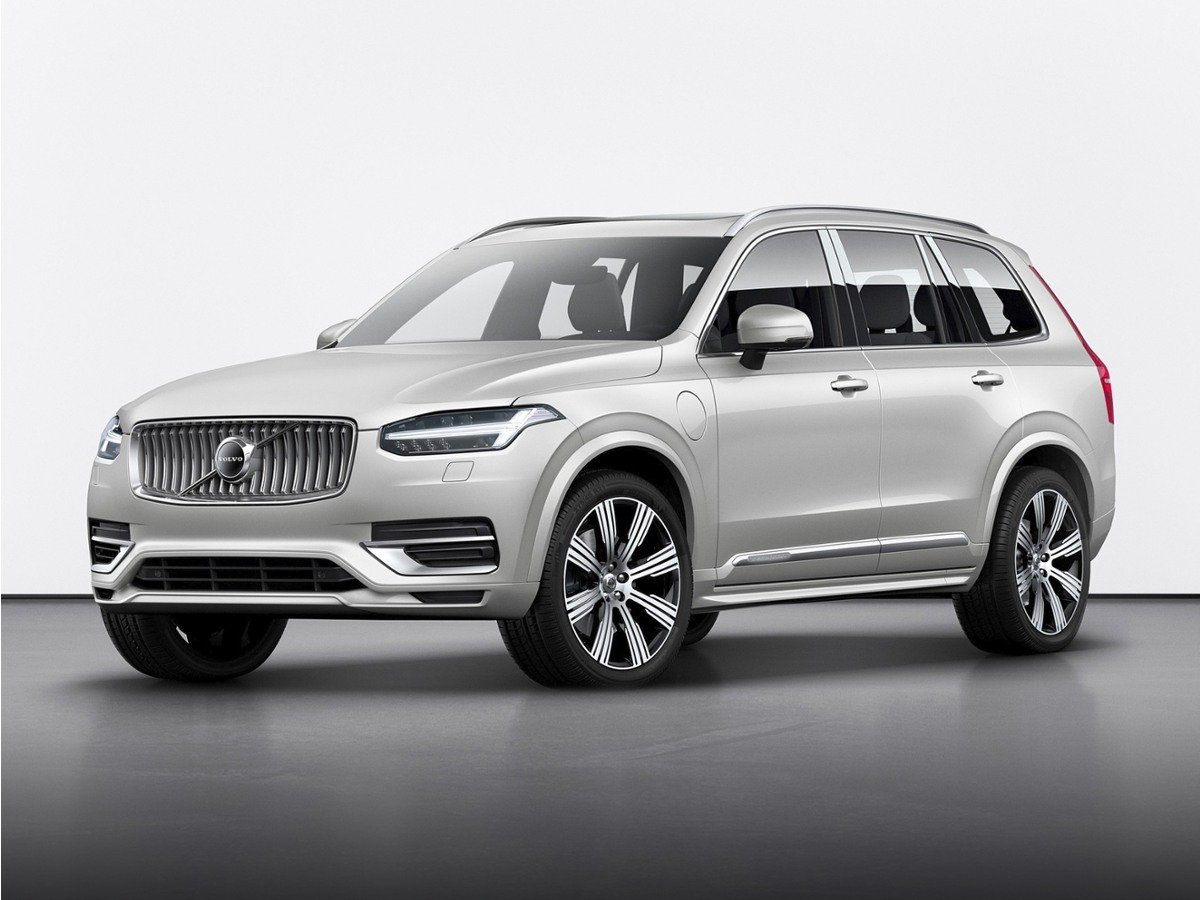 Used 2022 Bright Silver Metallic Volvo T6 Momentum image 1