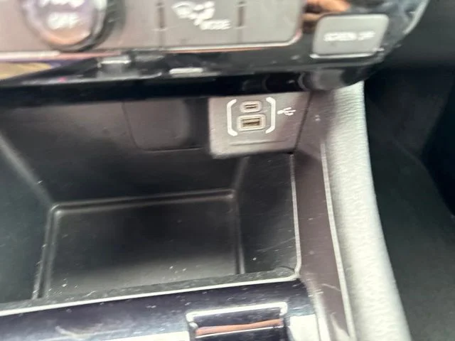 Used 2024  Jeep Latitude image 39