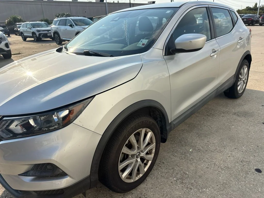 Used 2020 Silver Nissan S image 1