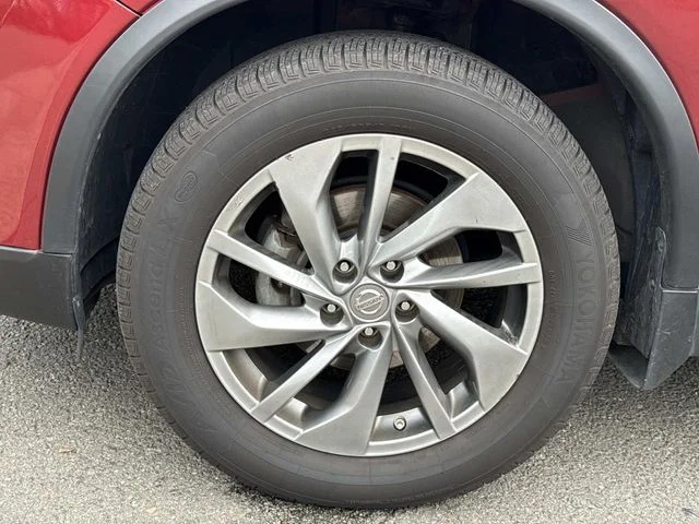 Used 2015 Red Nissan SL image 9