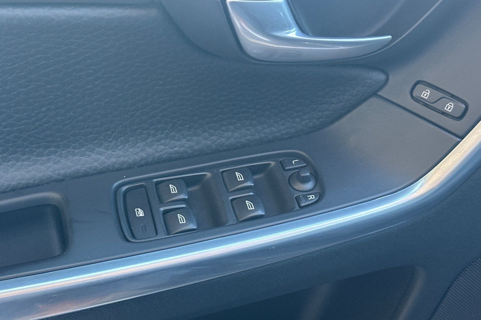 Used 2014  Volvo  image 11