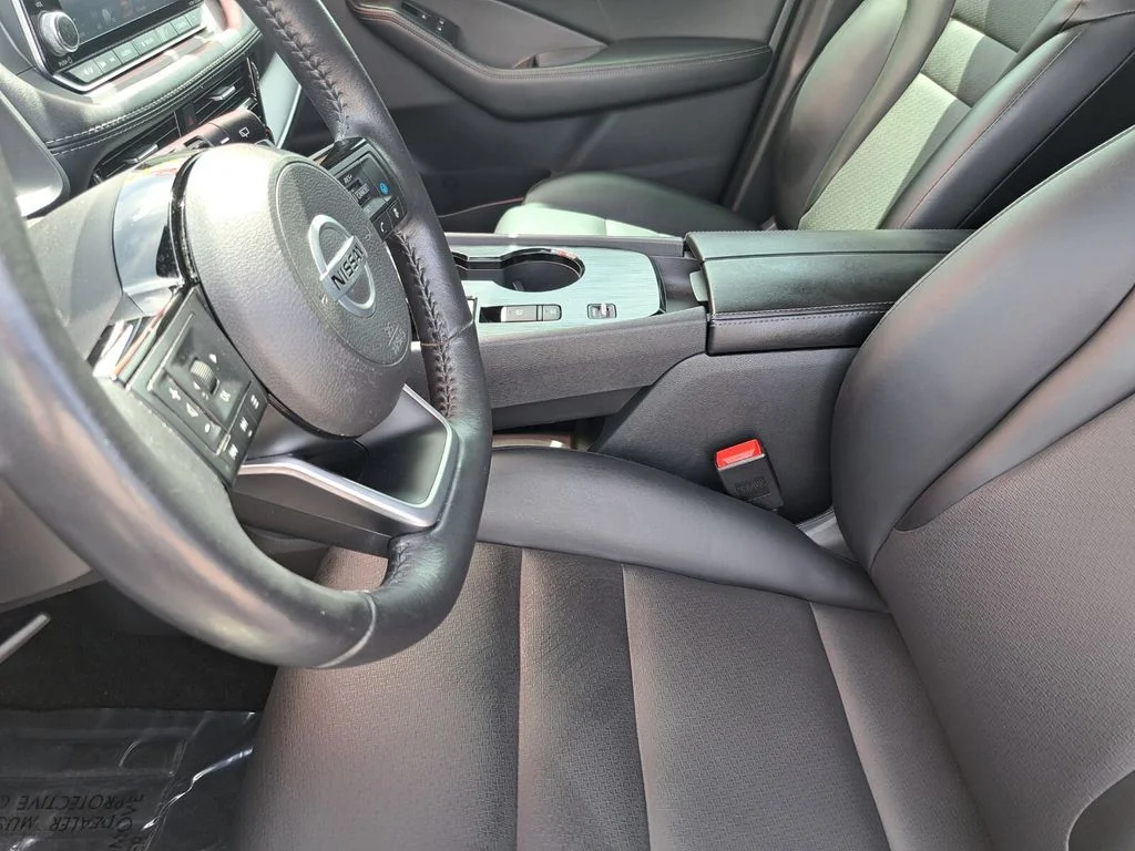 Used 2021 White Nissan SV image 18
