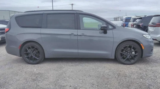 Used 2025 Ceramic Gray Clearcoat Chrysler Limited image 4