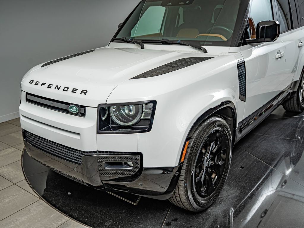Used 2024 White Land Rover X-Dynamic SE image 14