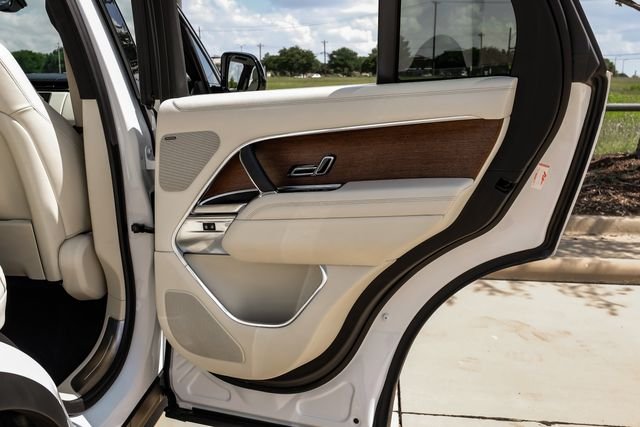 Used 2025 White Land Rover SE image 53