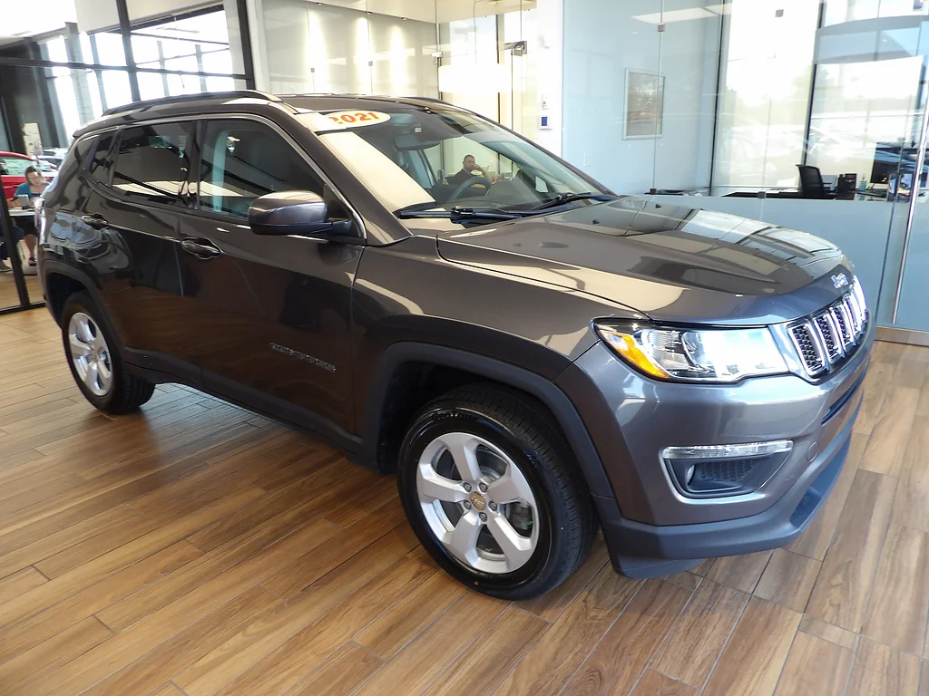 Used 2021 Granite Crystal Metallic Clear Coat Jeep Latitude image 3