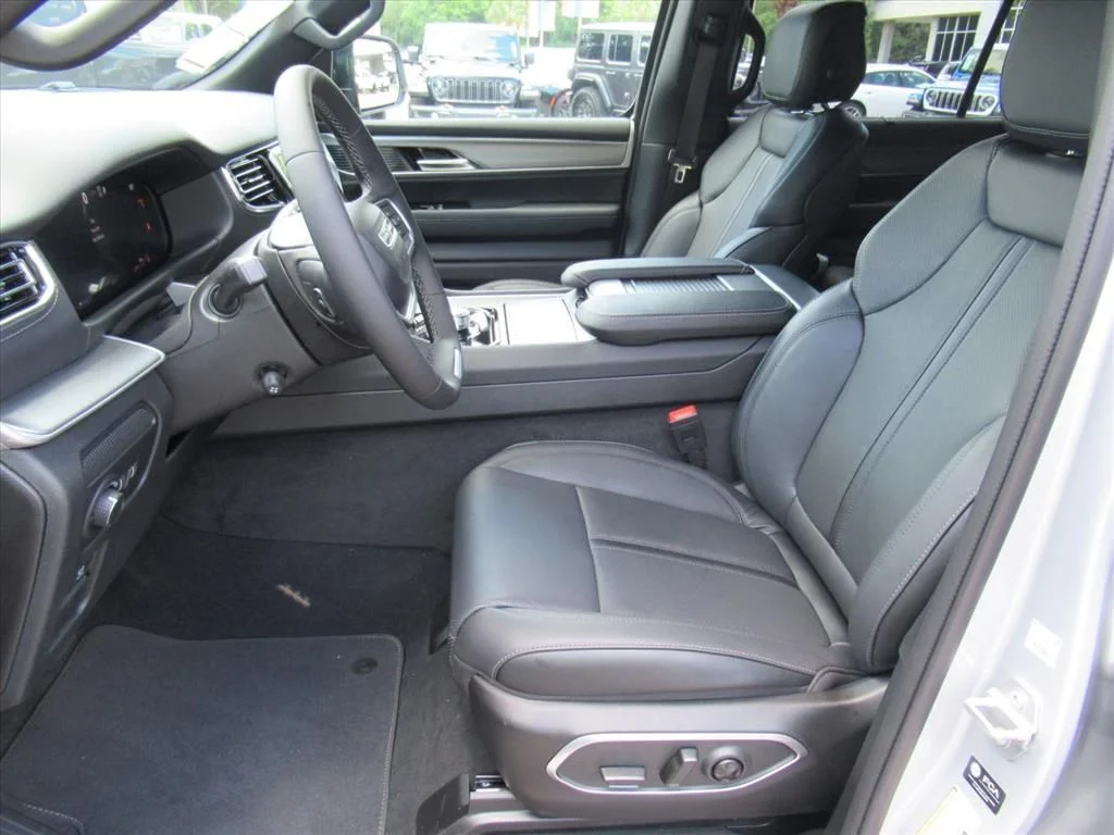 New 2026 Silver-Zynith Exterior Paint Jeep Limited Reserve image 18