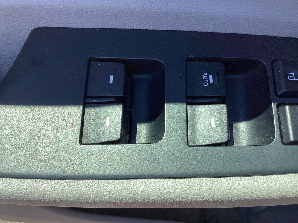 Used 2020 Silver Hyundai SEL image 33
