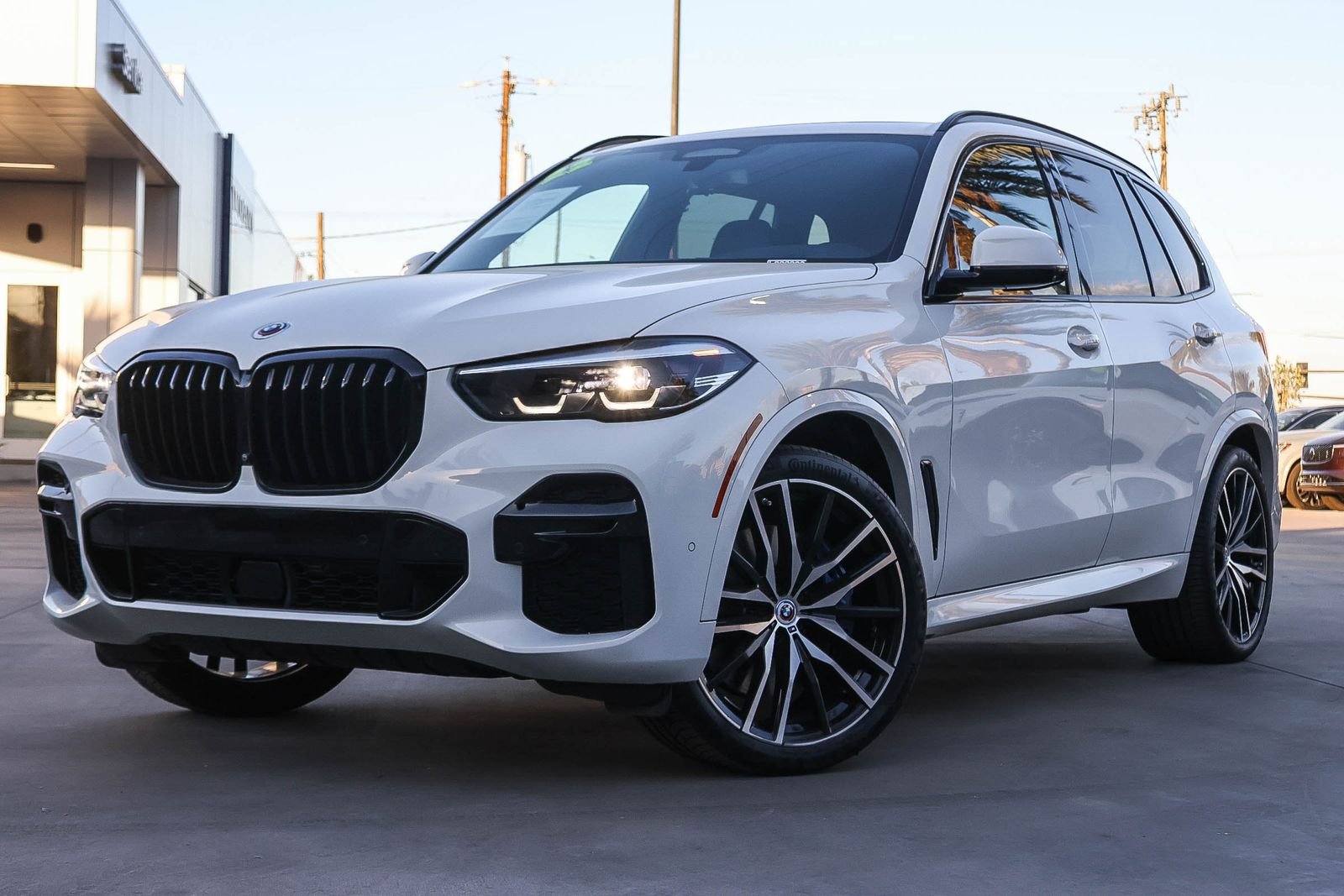 Used 2022 White BMW M50i image 1