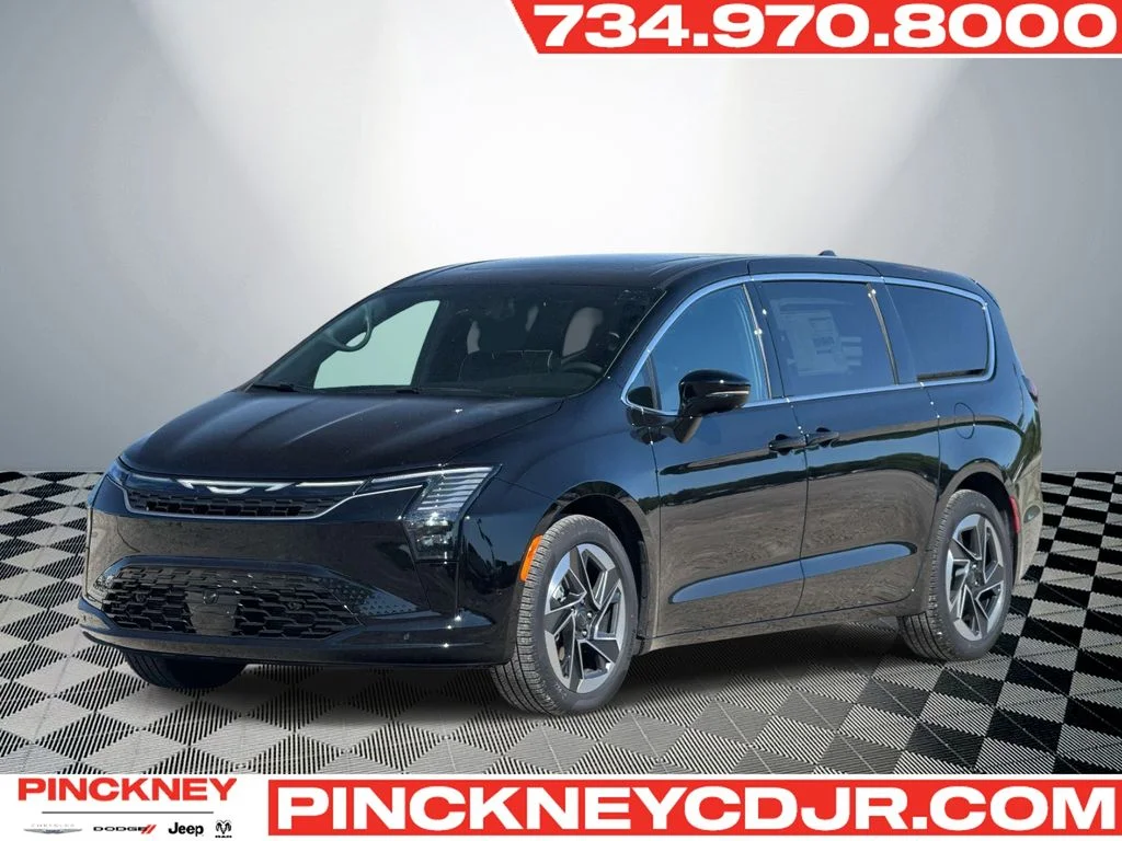 2027 Chrysler Pacifica Limited's photo