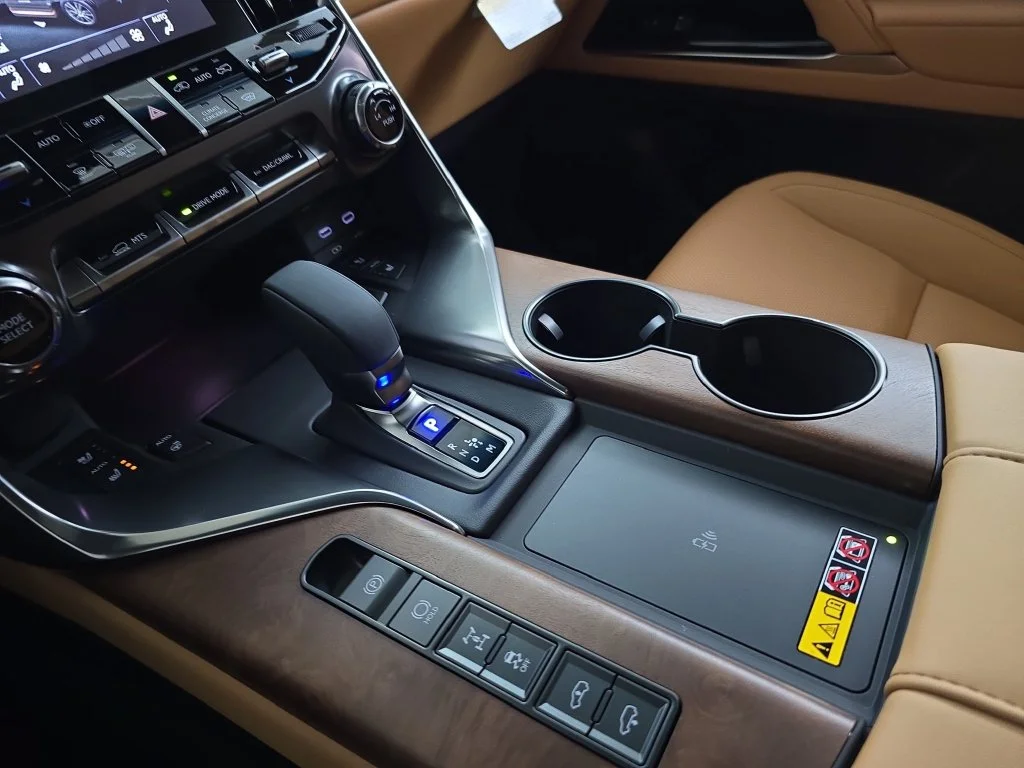 New 2026 Eminent White Pearl Lexus 700h Luxury image 24