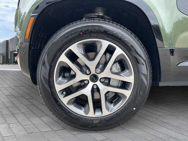 New 2026 Woolstone Green Land Rover X-Dynamic SE image 9