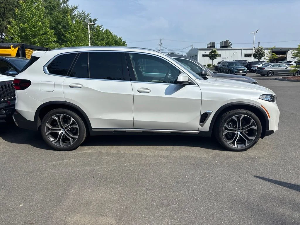 Certified Used 2026 Mineral White Metallic BMW xDrive40i image 4