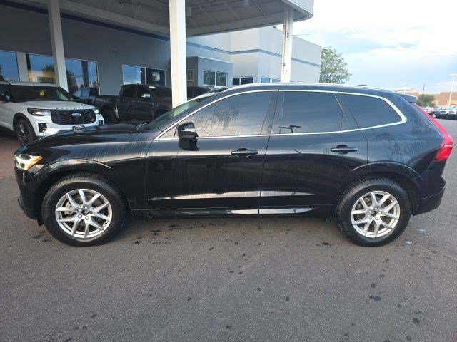 Used 2020 Onyx Black Metallic Volvo Momentum image 2