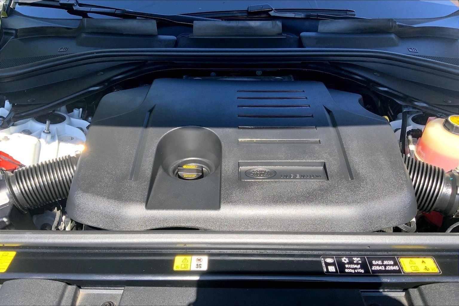 Certified Used 2025 Fuji White Land Rover SE image 29