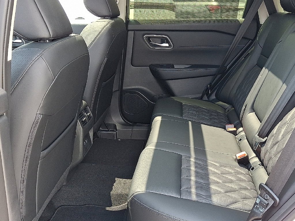 New 2026 Champagne Silver Metallic / Super Black Two-tone Nissan Platinum image 7