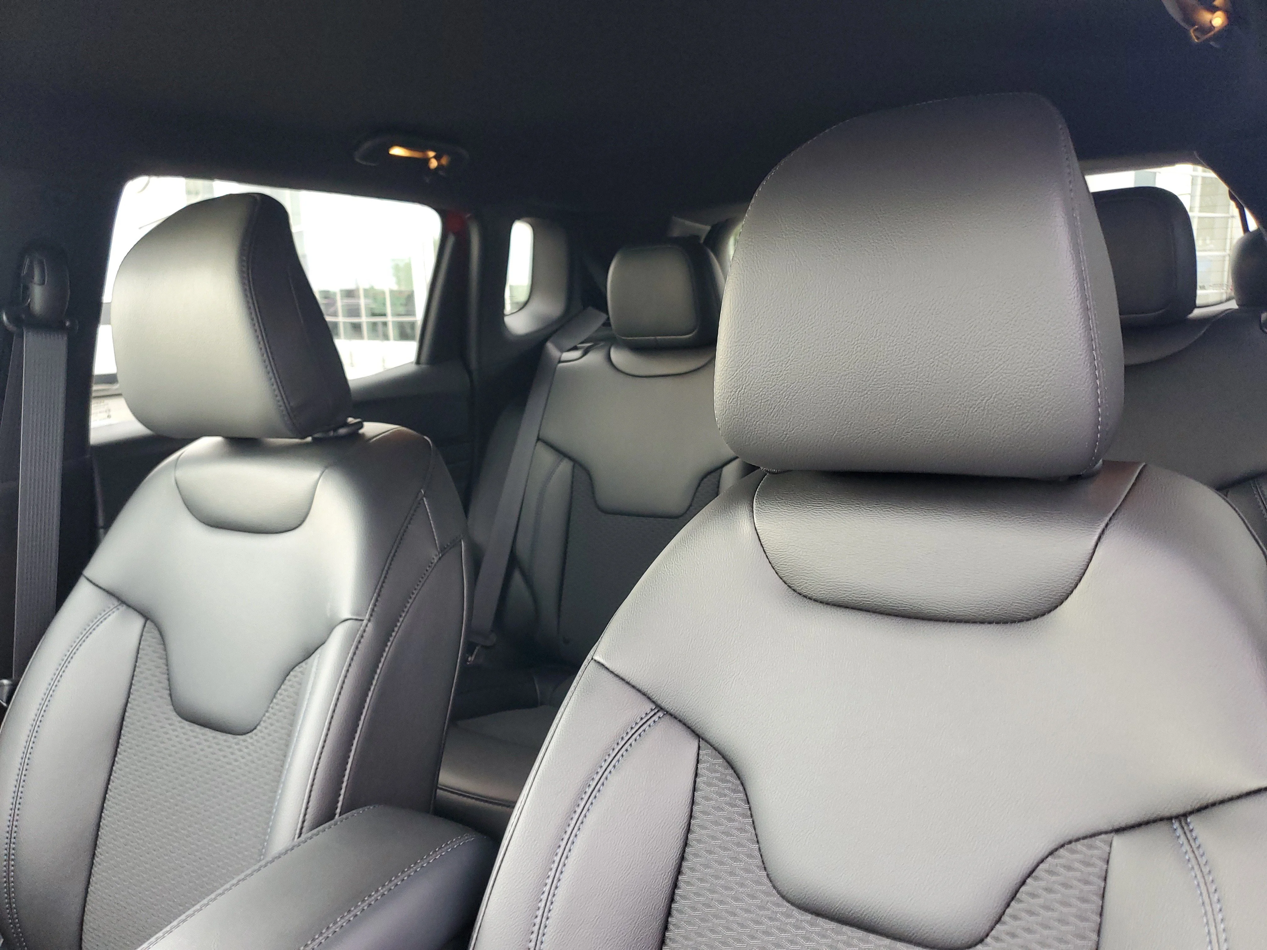 New 2026 Red Hot Pearl-Coat Exterior Paint Jeep Latitude image 12