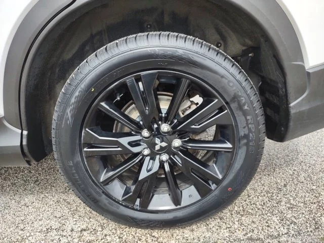 Certified Used 2024 White Mitsubishi  image 31