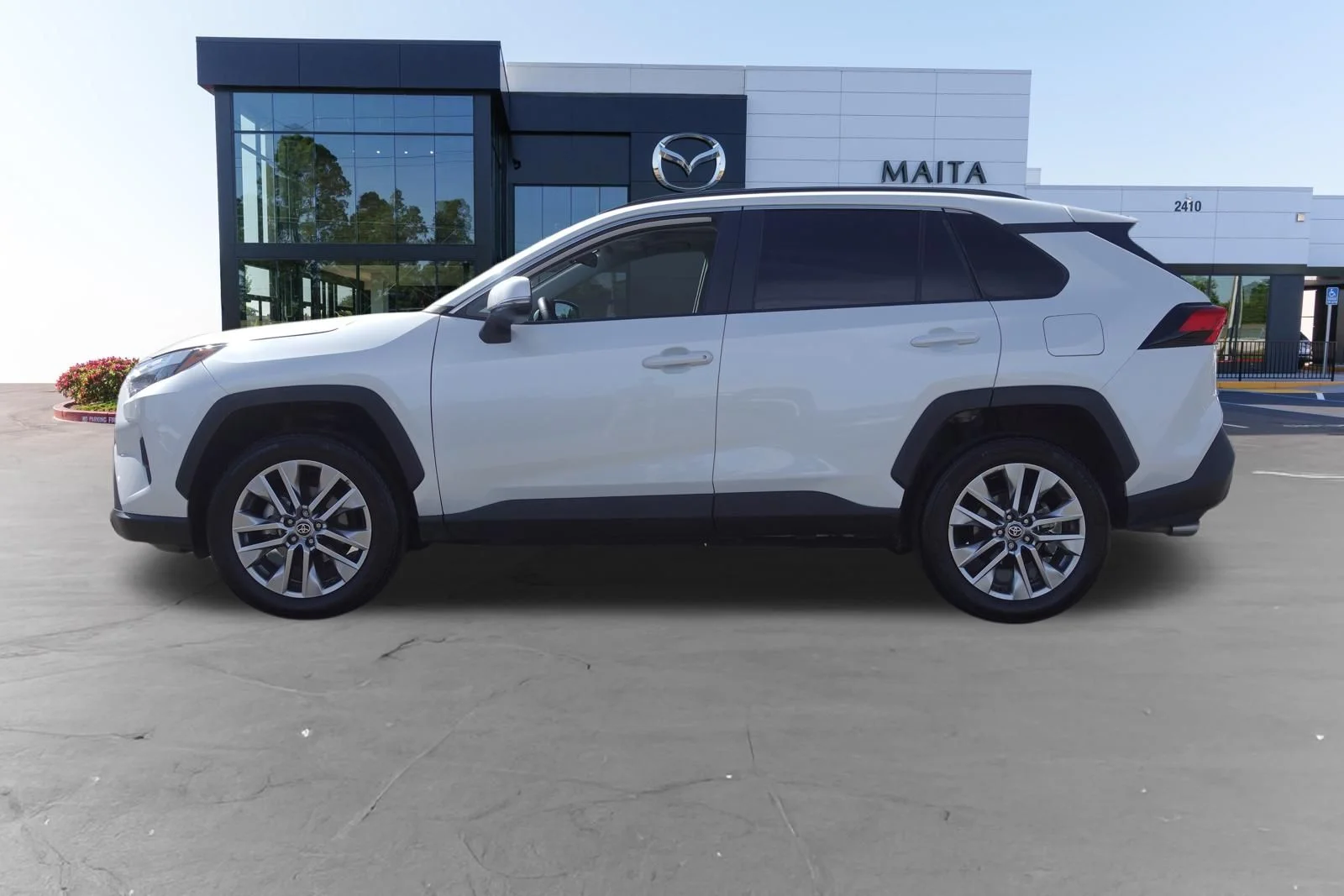 Used 2023 Wind Chill Pearl Toyota XLE Premium image 6