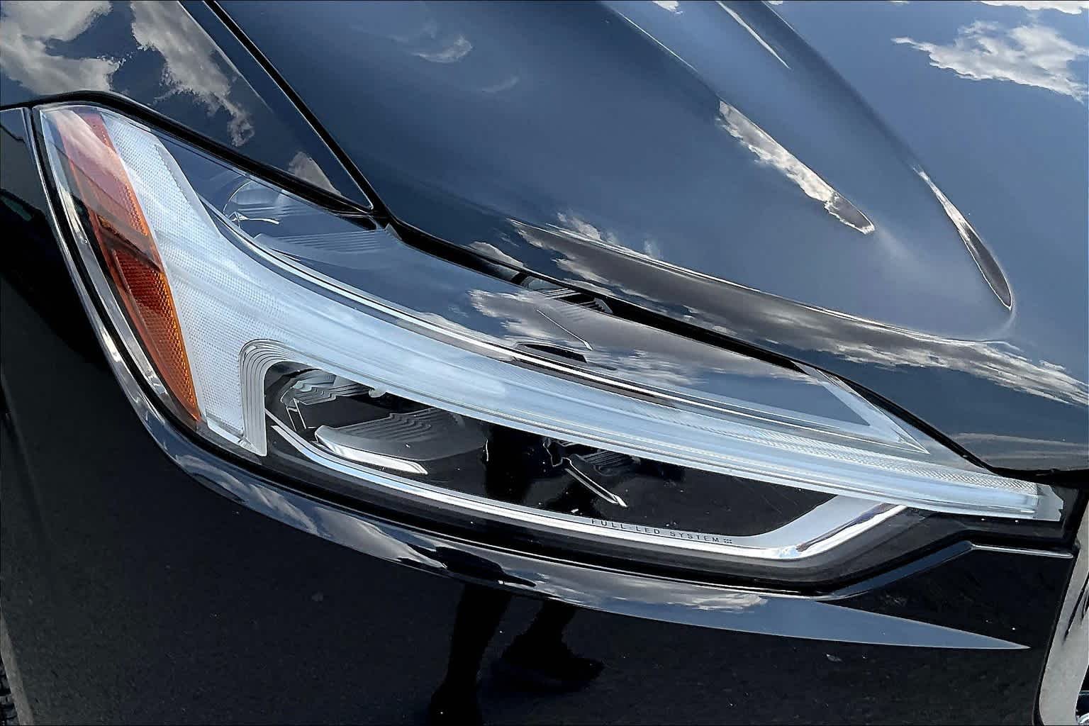 Used 2019 Onyx Black Metallic Volvo Momentum image 27