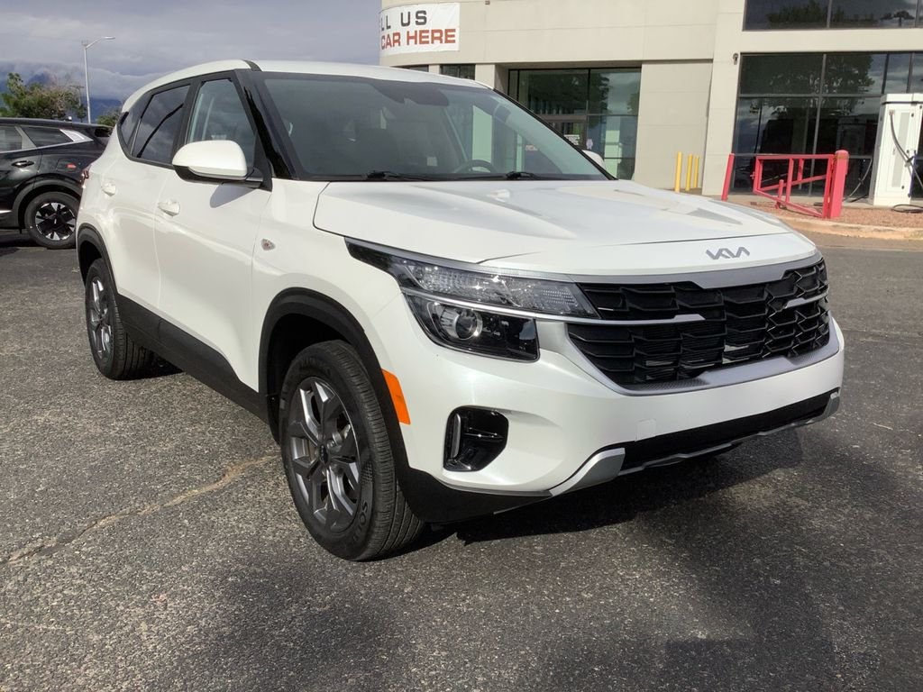 Used 2025 White Kia LX image 25