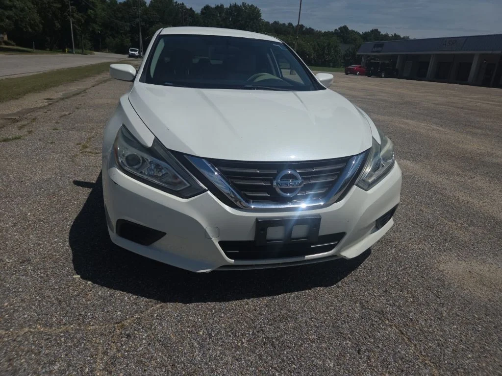 Used 2017 White Nissan 2.5 S image 2