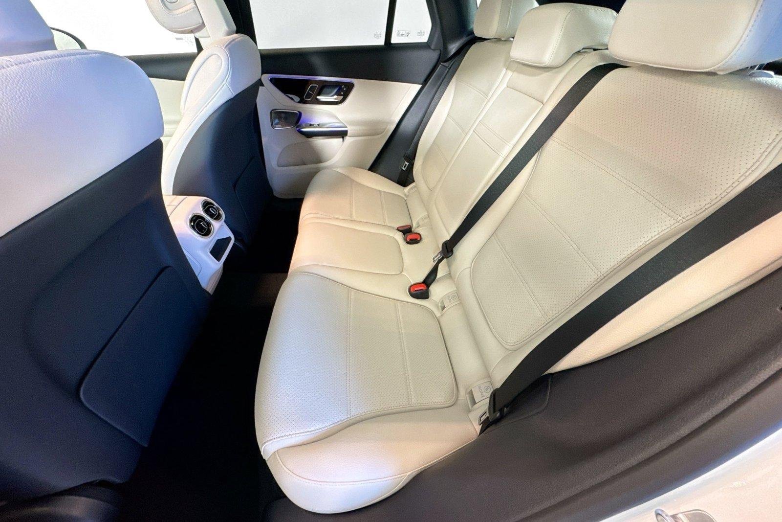New 2026 Polar White Mercedes-Benz GLC 300 image 22