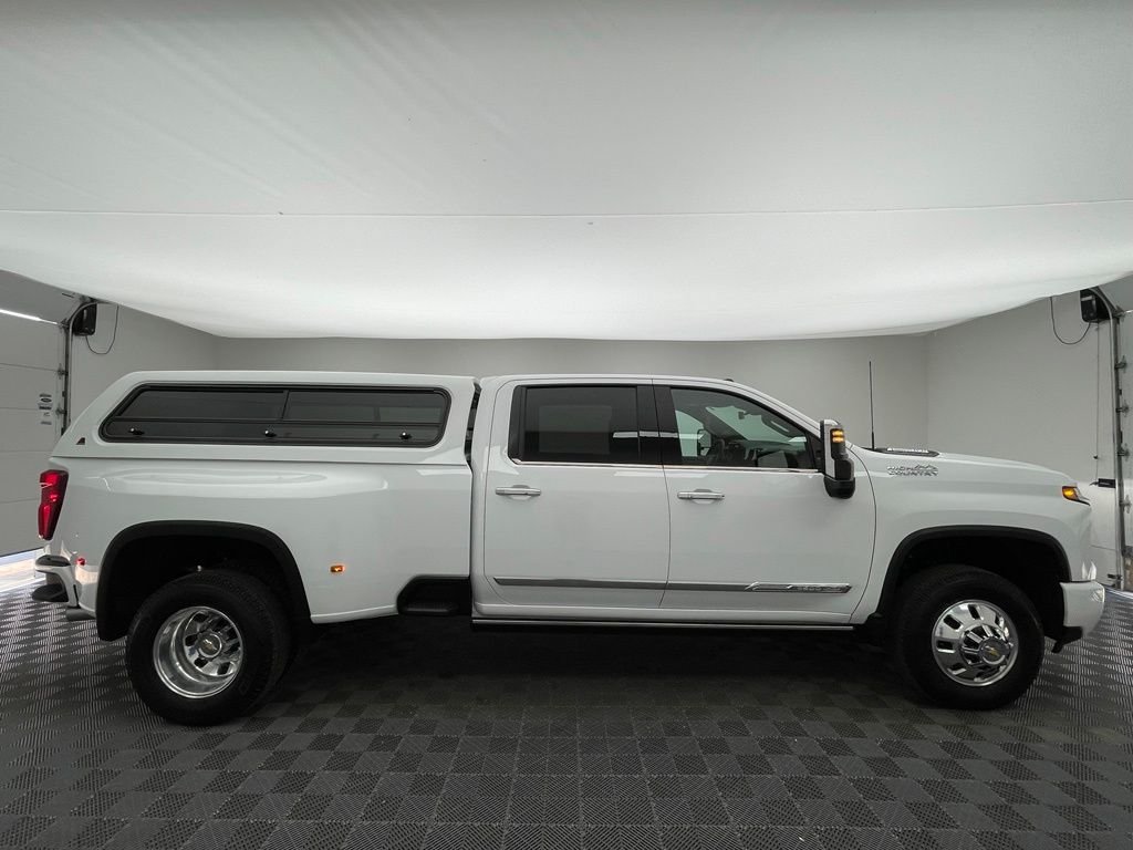 Used 2026 Summit White Chevrolet High Country image 8