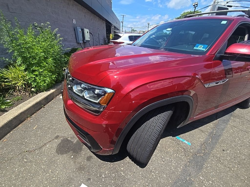 Used 2018 Red Volkswagen SEL image 3