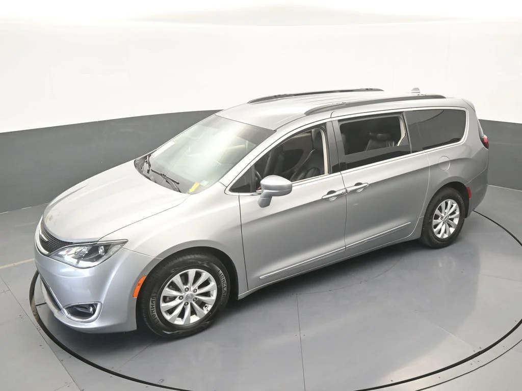 Used 2017 Billet Silver Metallic Clearcoat Chrysler Touring L image 47